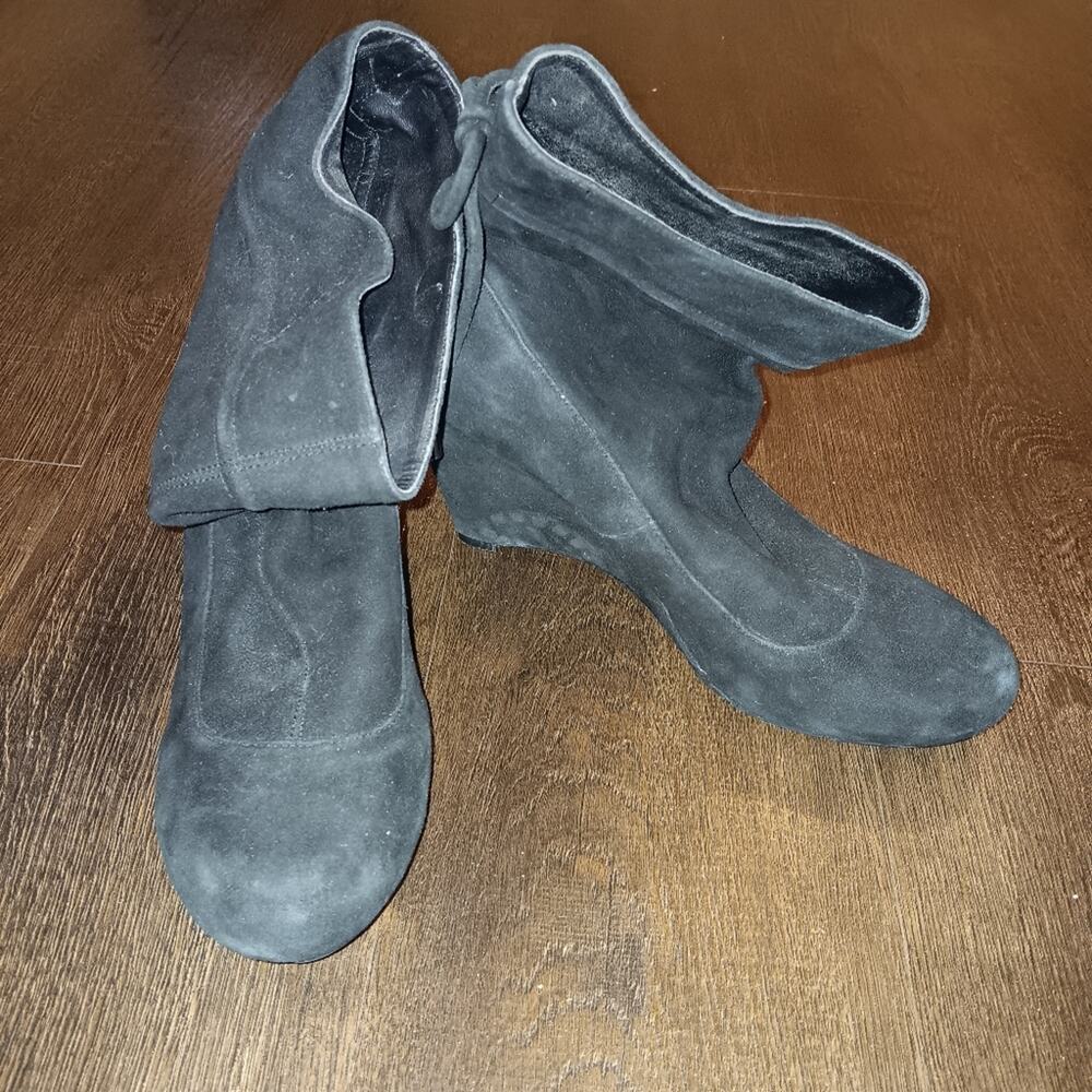 BCBG Wessy Wedge Cinch Slouchy Suede Ankle Bootie Size 7